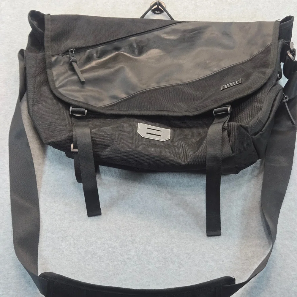 SwissGear Black Messenger Bag Laptop Tablet Case with USB Port and Padded Strap
